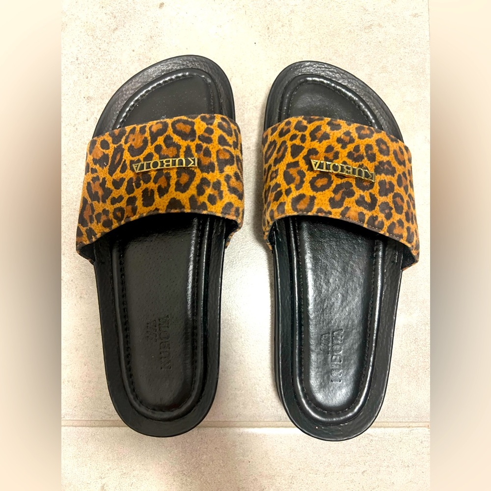 Leather slides in panther print, brand Kubota, size EUR 38